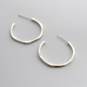 FIONN Medium Hoop Earrings | The Collaborative Store